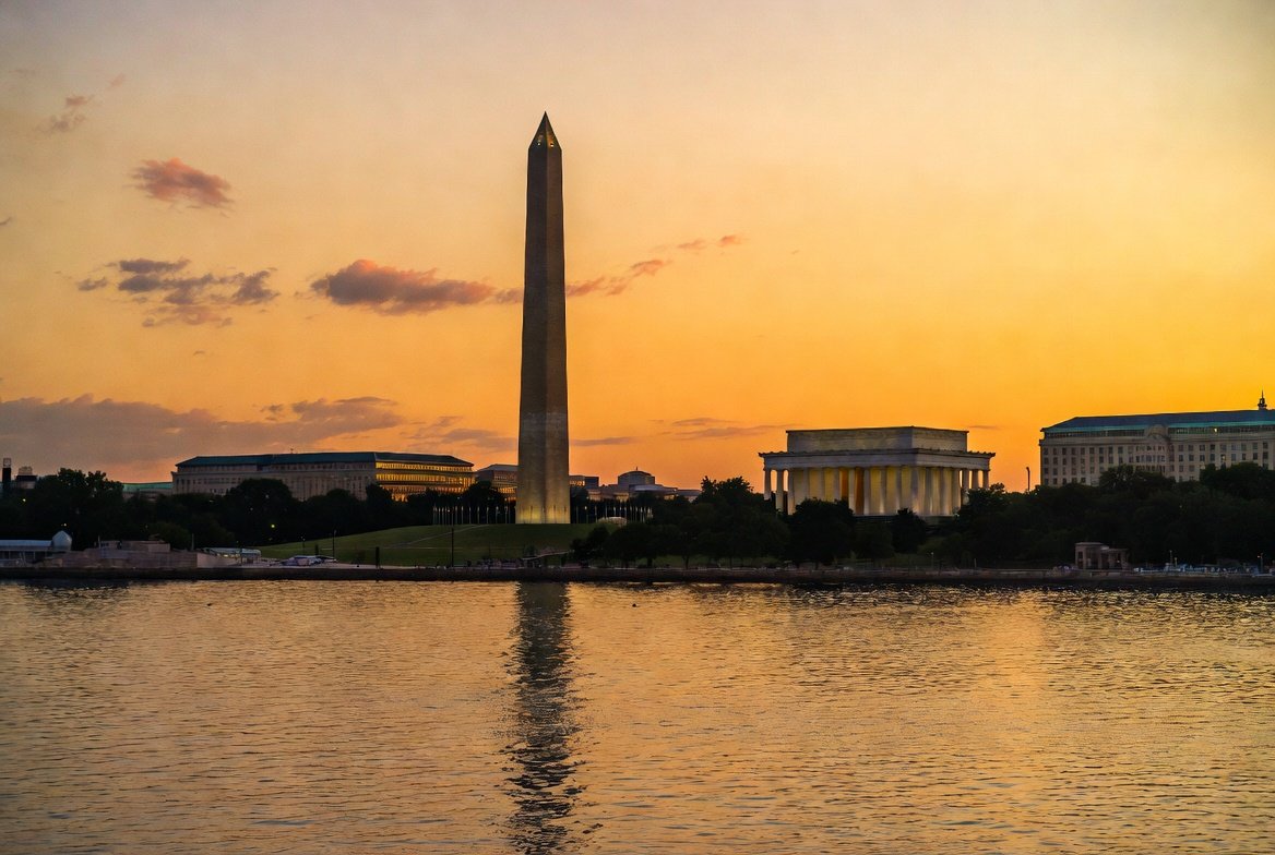 Washington Monument and Lincoln Memorial at golden hour with beautiful reflection — Southern Maryland inspiration